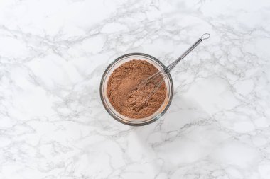 Düz yatıyordu. Kuru malzemeleri büyük bir bardakta karıştırıp sevgililer günü için çikolatalı kurabiyelerle çikolatalı kalpleri karıştırıyorum..