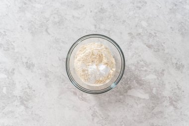 Düz yatıyordu. Kuru malzemeleri büyük bir bardakta çırpma kabıyla karıştırarak muzlu kurabiyeleri çikolatalı çiselemeyle karıştırmak..