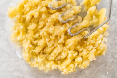 Patates eziciyle fazla abartılmış muz ezmek..