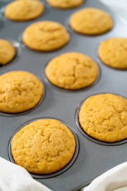 Mutfak tezgahında taze pişmiş kek yiyorum..