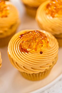 Mutfak tezgahında taze pişmiş dulce de leche cupcake..