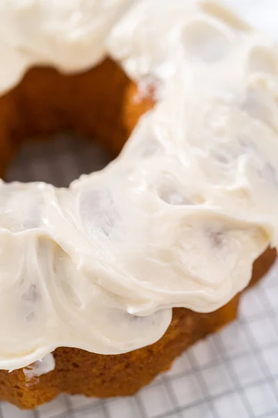 Свежеиспечённый Тыквенный Торт Глазурью Сливочного Сыра Кухонном Столе — стоковое фото