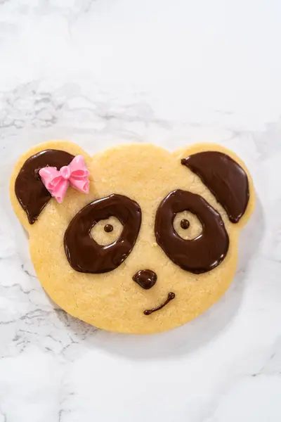 用巧克力糖霜装饰熊猫形的饼干 — 图库照片