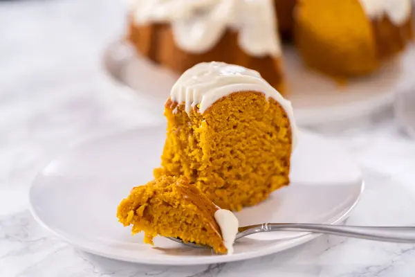 Slice Homemade Pumpkin Bunt Cake Cream Cheese Frosting White Plate — Stock Photo, Image
