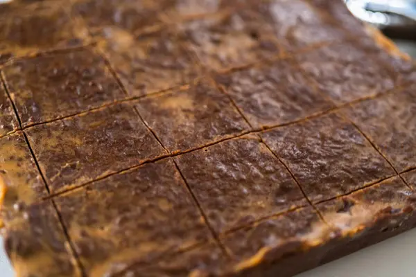Escanear Chocolate Con Mantequilla Cacahuete Para Cortar Trozos Pequeños — Foto de Stock