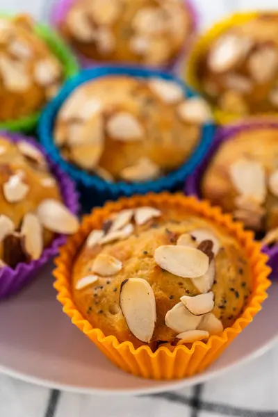 Muffins Semente Papoula Limão Recém Assados Decorados Com Lascas Amêndoa — Fotografia de Stock
