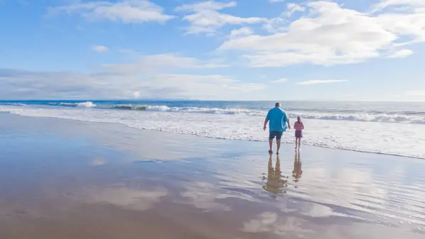California Father Daughter Share Serene Winter Walk Deserted Sands Capitan — Stock Photo, Image