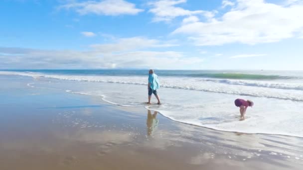 Californie Père Fille Partagent Une Promenade Hivernale Sereine Long Des — Video