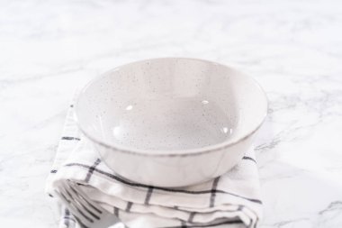 Cilantro Lime Rice. Beyaz seramik kaselerde taze maydanozla süslenmiş kişniş limonlu pirinç servis ediliyor..