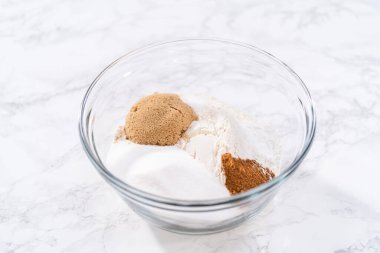 Büyük bir bardakta karışımı karıştırarak çikolatalı kabaklı kek ve karamel karışımı..