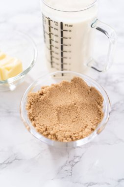 Cam karıştırma kabındaki ölçülü malzemeler jöle hazırlamak için..