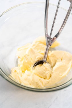 Krem peynirli kırmızı kadife kek pişirmek için pasta tereyağlı metal demet kek tepsisi dolduruyorum.