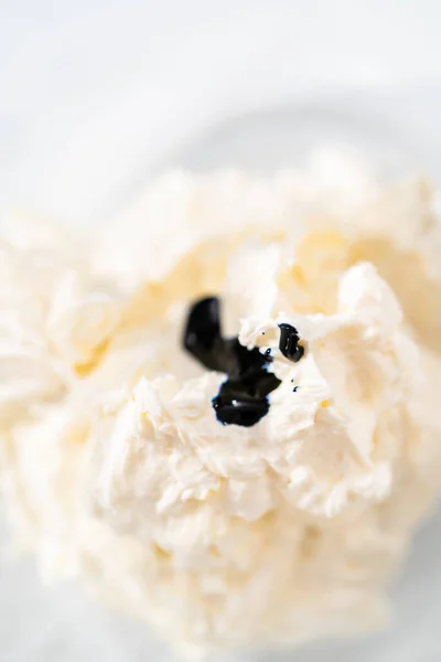 Mixing Food Coloring Buttercream Frosting Decorate American Flag Mini Cupcakes — Fotografia de Stock