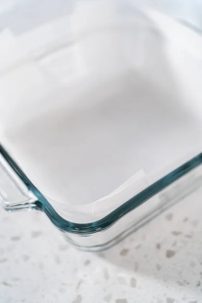 Giet Fudge Mengsel Vierkante Glazen Bakvorm Bekleed Met Perkamentpapier Pompoenpitten — Stockfoto