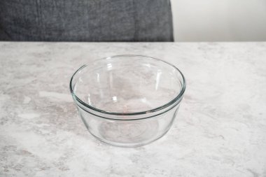 Çikolatalı kurabiyeleri naneli cipsle karıştırmak için büyük bir bardaktaki malzemeleri karıştırıyorum..