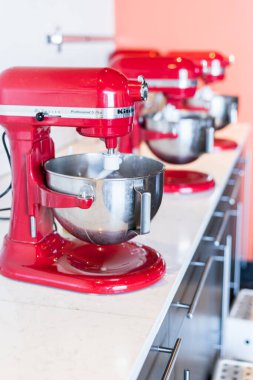 Denver, Colorado, ABD-30 Ekim 2021 - Aşçılık sınıfında kırmızı ayaklı mutfak mikserleri sırası.