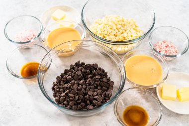 Çubuk şekerleme yapmak için cam karıştırma kabında ölçülmüş malzemeler..