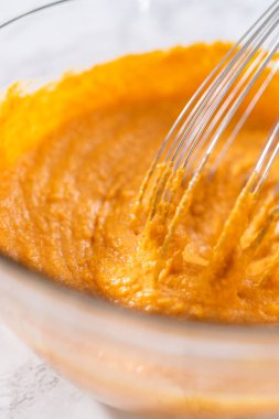 Büyük bir bardakta karışımı karıştırarak çikolatalı kabaklı kek ve karamel karışımı..