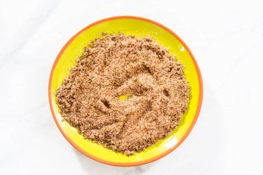 Meksika karpuzu patlatmak için biber limonlu tuzuna karpuz batırıyorum..