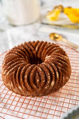 Yeni pişmiş kekin kalıbından ustalıkla çıkarılması pişirme sürecinin heyecan verici sonucuna işaret ediyor..