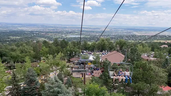 美国科罗拉多州科罗拉多泉 2022年8月17日 夏季在夏延山动物园乘坐滑雪电梯 — 图库照片