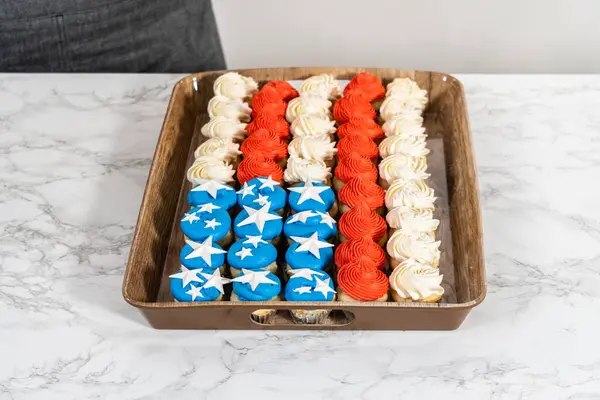Arranging Mini Vanilla Cupcakes Shape American Flag — Stock Photo, Image