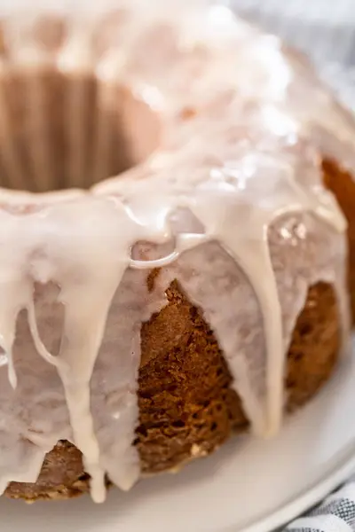 Frisch Gebackener Einfacher Vanillekuchen Mit Weißer Glasur Auf Einem Servierteller — Stockfoto