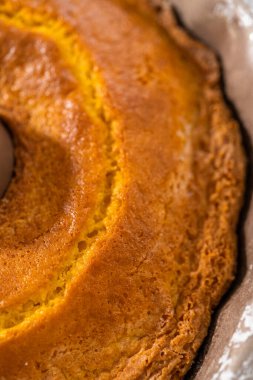 Mutfak tezgahında taze pişmiş vanilyalı kek..