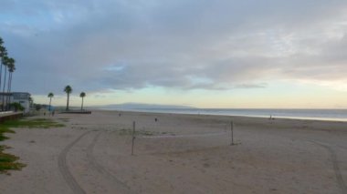 Güneş batarken Pismo Sahili, içi boş, kumlu kumlu, altın renklerle dolu büyüleyici bir kış harikalar diyarına dönüşüyor. Dalgaların huzur veren sesleri,