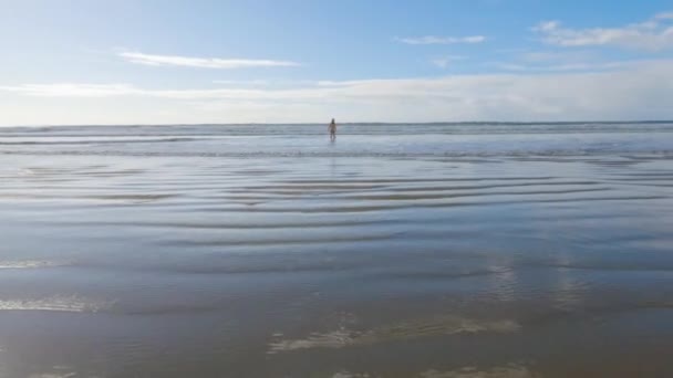 Mała Dziewczynka Walcząca Zimnem Radośnie Biegnie Plaży Kostiumie Kąpielowym Zimą — Wideo stockowe