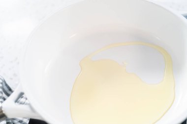 Yumurta ve tatlı patatesle kahvaltılık börek yapmak için tavada soğan kızartıyorum..