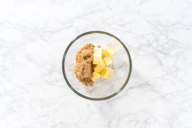 Düz yatıyordu. Büyük bir bardakta ıslak malzemeler karıştırarak kırmızı kadife kekler ve beyaz çikolatalı ganache kreması pişiriyorum..