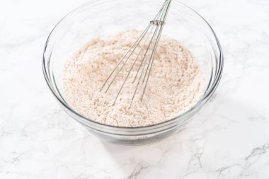 Kuru malzemeleri büyük bir bardakta çırpma kabıyla karıştırıp yumurta likörü pişirmek..