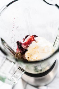 Karışık meyve suyu hazırlamak için mutfak blendırında malzemeler karıştırılıyor..