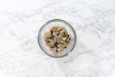 Sarımsak ve baharatla marine edilmiş çiğ karides ve ıspanaklı karides makarna..