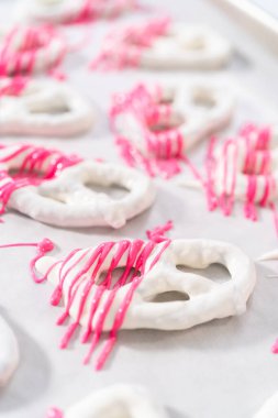 Çikolata soslu krakerlerin üzerine erimiş çikolata serpiştirmek..