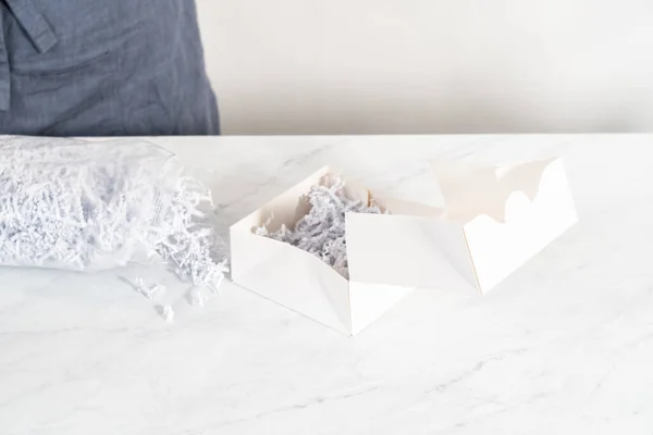 Caixa Presente Vazia Papel Branco Preenchida Com Papel Branco Triturado — Fotografia de Stock