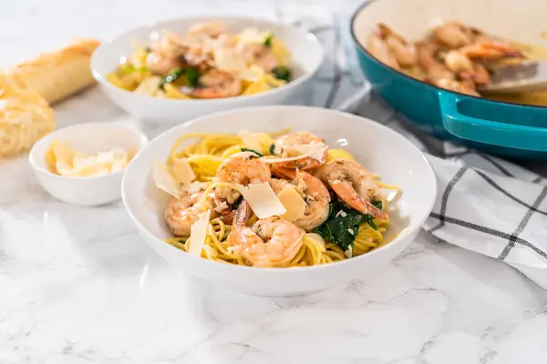 Serving Garlic Shrimp Pasta Spinach White Ceramic Bowls — ストック写真