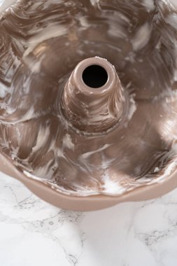 Eggnog kek pişirmek için yağlı metal kek tepsisi..