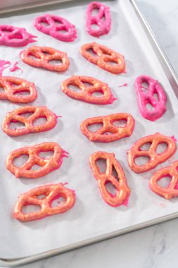 Çikolata kaplı çubuk krakerleri parlak bir şekilde boyuyorum..