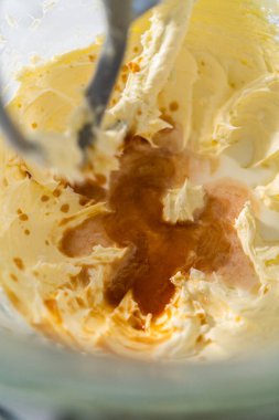 Mutfaktaki elektrikli mikserin içeriğini karıştırıp tereyağlı krema yapıyorum..