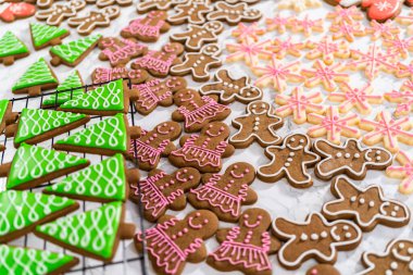 Noel kurabiyelerini kraliyet kremalı süslemek..