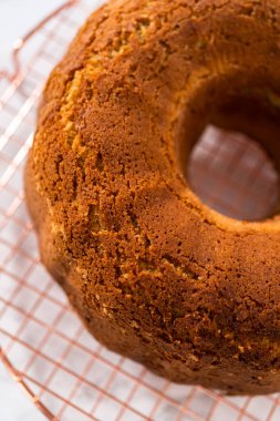 Mutfak tezgahında taze pişmiş yumurtalı kek..