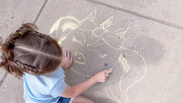 Little Girl Drawing Chalk Art Suburban Driveway Summer Day — Stock Photo, Image