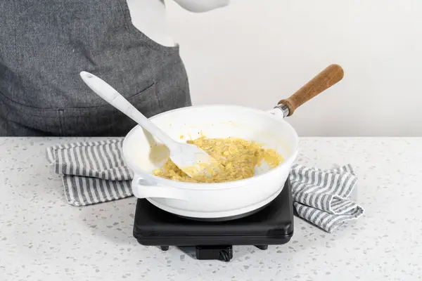 Fritar Ovos Uma Frigideira Antiaderente Para Fazer Empanadas Café Manhã — Fotografia de Stock