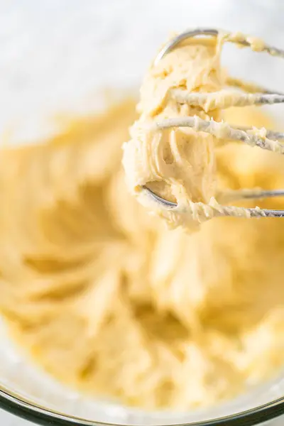 Míchání Ingrediencí Ruční Míchačka Velké Míse Pečení Mini Vanilkové Cupcakes — Stock fotografie