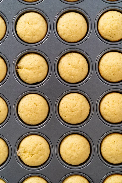 Chlazení Čerstvě Upečené Mini Vanilkové Cupcakes Kuchyňské Lince — Stock fotografie