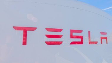 Primm, Nevada, ABD-3 Aralık 2022 - Gün içinde, Tesla süperşarj istasyonunda bir Tesla aracı şarj olurken görüldü, kullanışlı ve verimli olması için yüksek hızlı şarj altyapısını kullandı