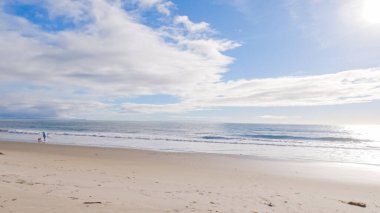 Kaliforniya 'daki El Capitan Eyalet Sahili' nin geniş kumları kış boyunca boş ve huzurlu uzanır..