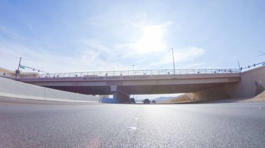 Las Vegas, Nevada, ABD-3 Aralık 2022 'de Kaliforniya' ya doğru yola çıkmış, 15. Otoyol 'da Las Vegas' a doğru yol alırken ünlü şehirde canlı ve hayat dolu bir yolculuk sunuyor..